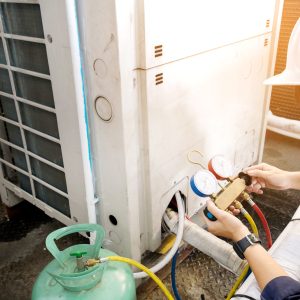 スペクトロライン社の空調技術者が圧力を点検しています
